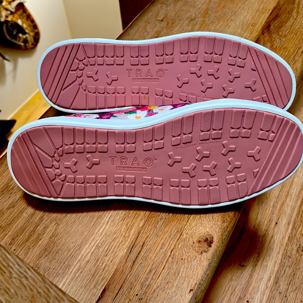 NEW! TRAQ - Sneakers Size 9 - Floral Print - great arch support! 🌸💜💙🧡💚 - Picture 6 of 7